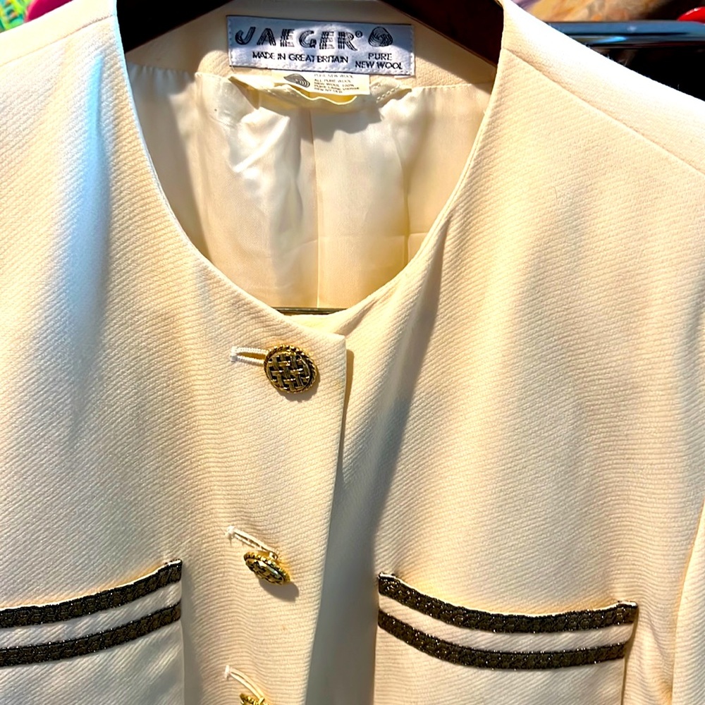 Jaeger made in Great Britain 100%wool this is off white jacket and skirt set wow